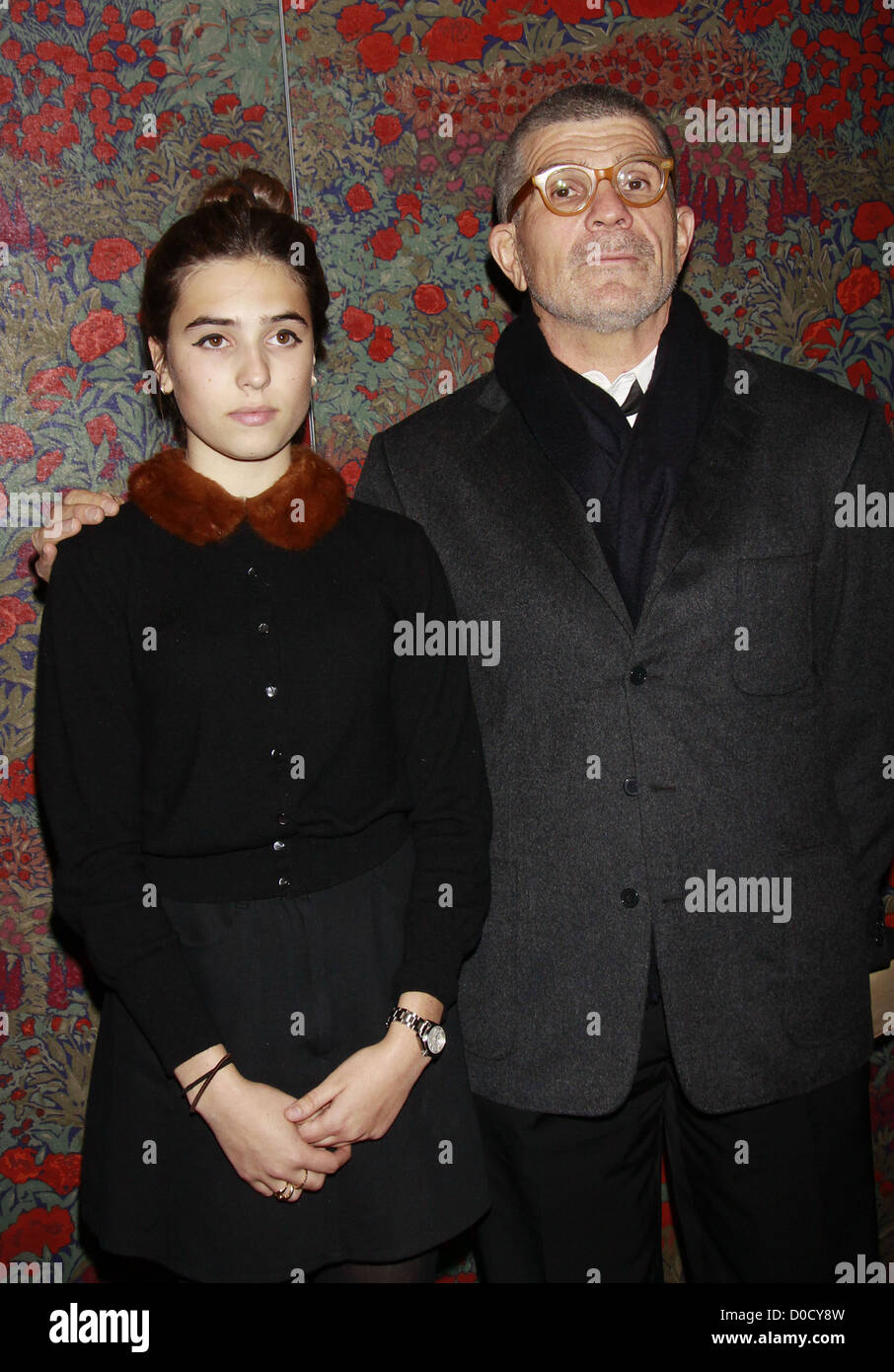 Clara Mamet y su padre David Mamet tras la apertura de la noche, parte de la producción de Broadway de 'David Mamet es una vida en el Foto de stock