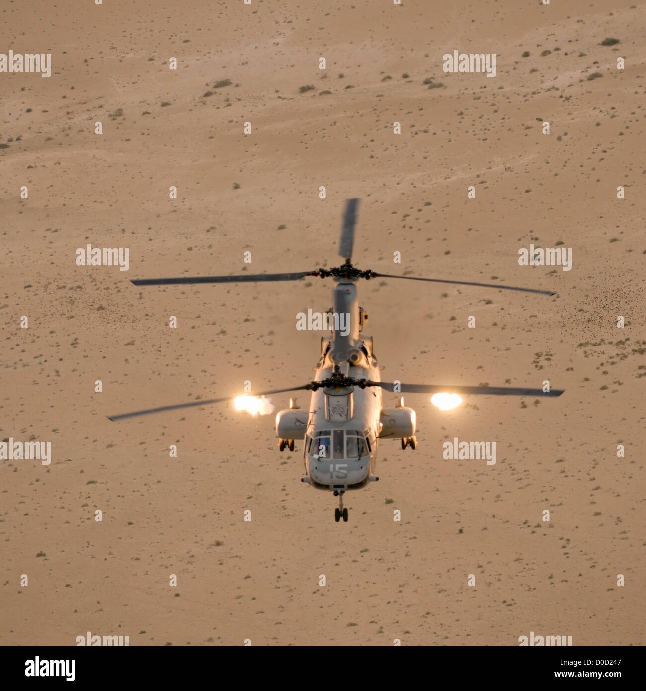 Un US Marine Corps CH-46 Sea Knight dispara bengalas para contrarrestar buscando calor Anti Misiles de aviones en la provincia de Al-Anbar, al del Iraq. Foto de stock