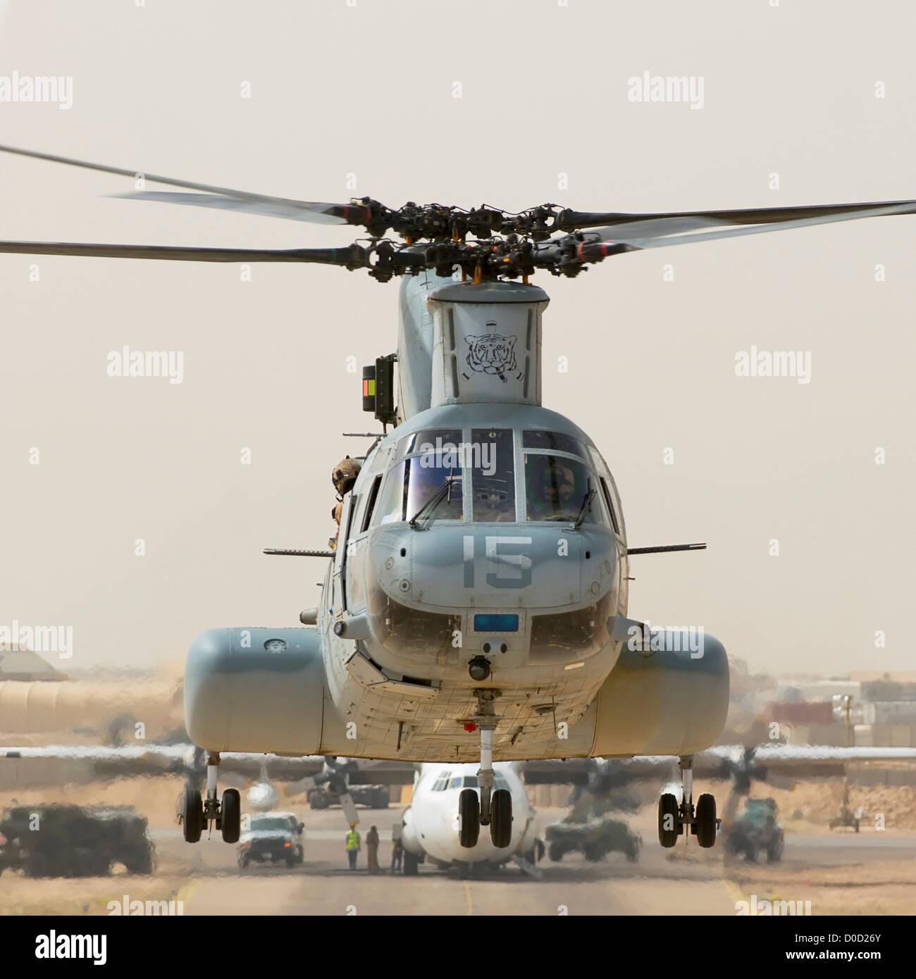 Un US Marine Corps CH-46 Sea Knight se prepara para aterrizar en la base aérea de Al Taqaddum en la provincia de Al Anbar, Irak Foto de stock
