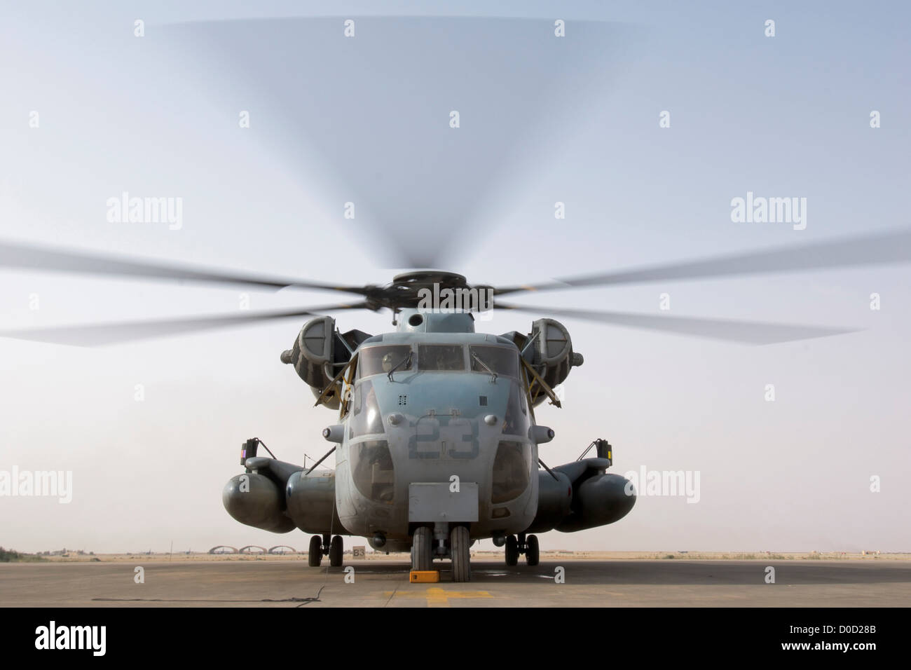 Un marine estadounidense del tipo CH-53D se prepara para su lanzamiento desde la base aérea de Al Asad en la provincia de Al-Anbar, al Iraq Foto de stock