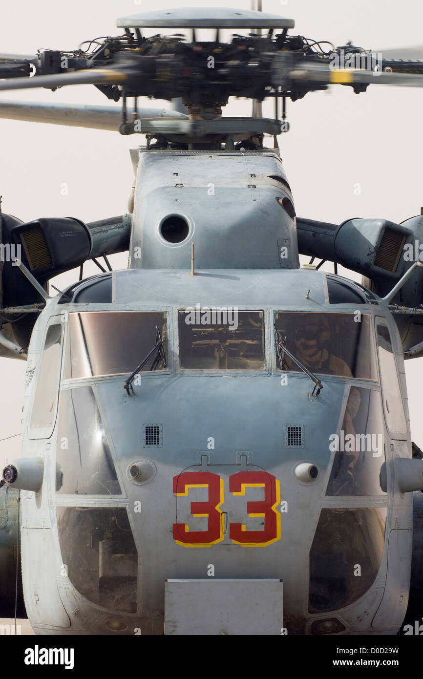 Un US Marine Corps tipo CH-53D Stallion Mar helicóptero a la base aérea de Al Asad en la provincia de Al-Anbar, al Iraq Foto de stock