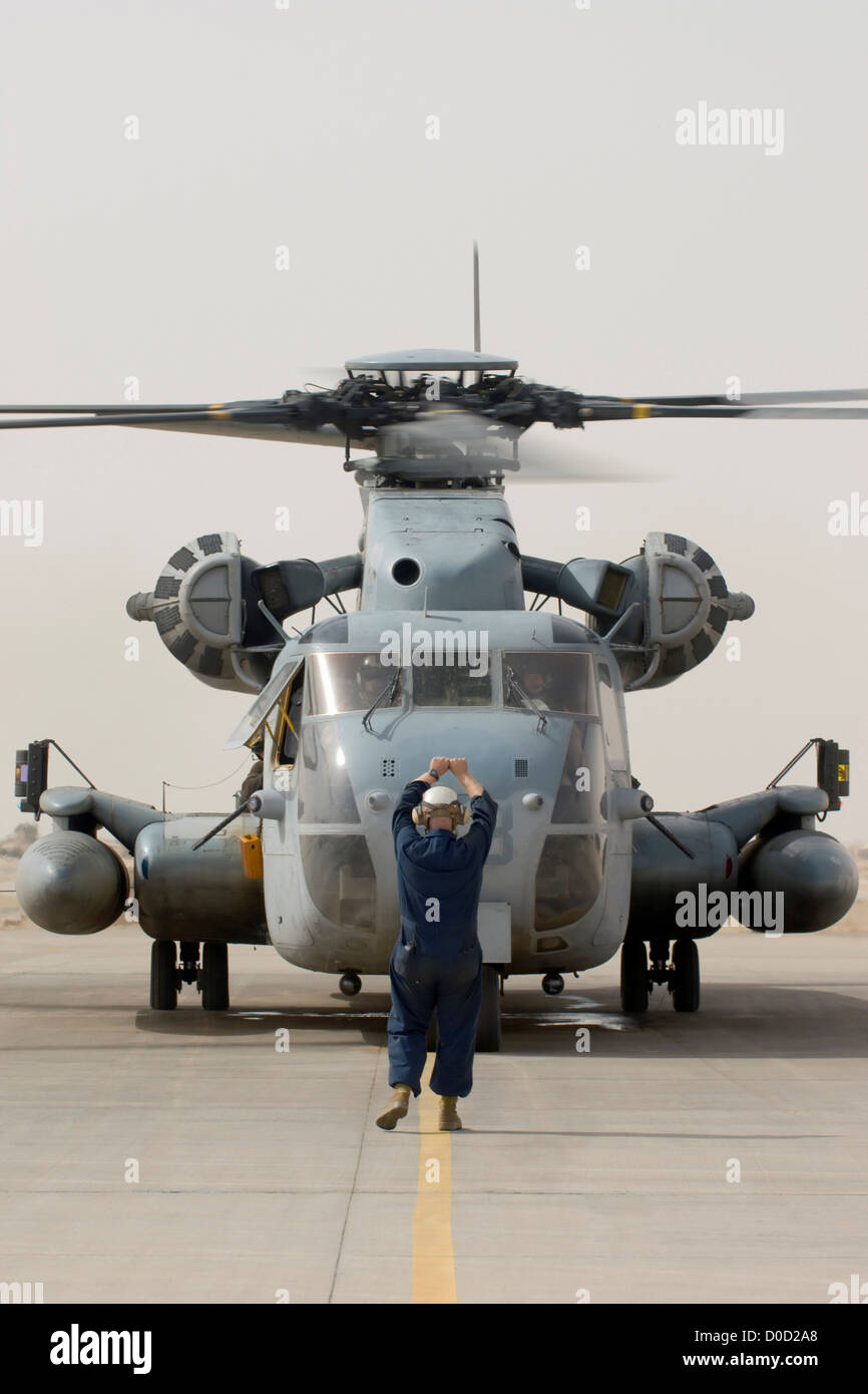 Un US Marine Corps tipo CH-53D Stallion Mar helicóptero a la base aérea de Al Asad en la provincia de Al Anbar Foto de stock