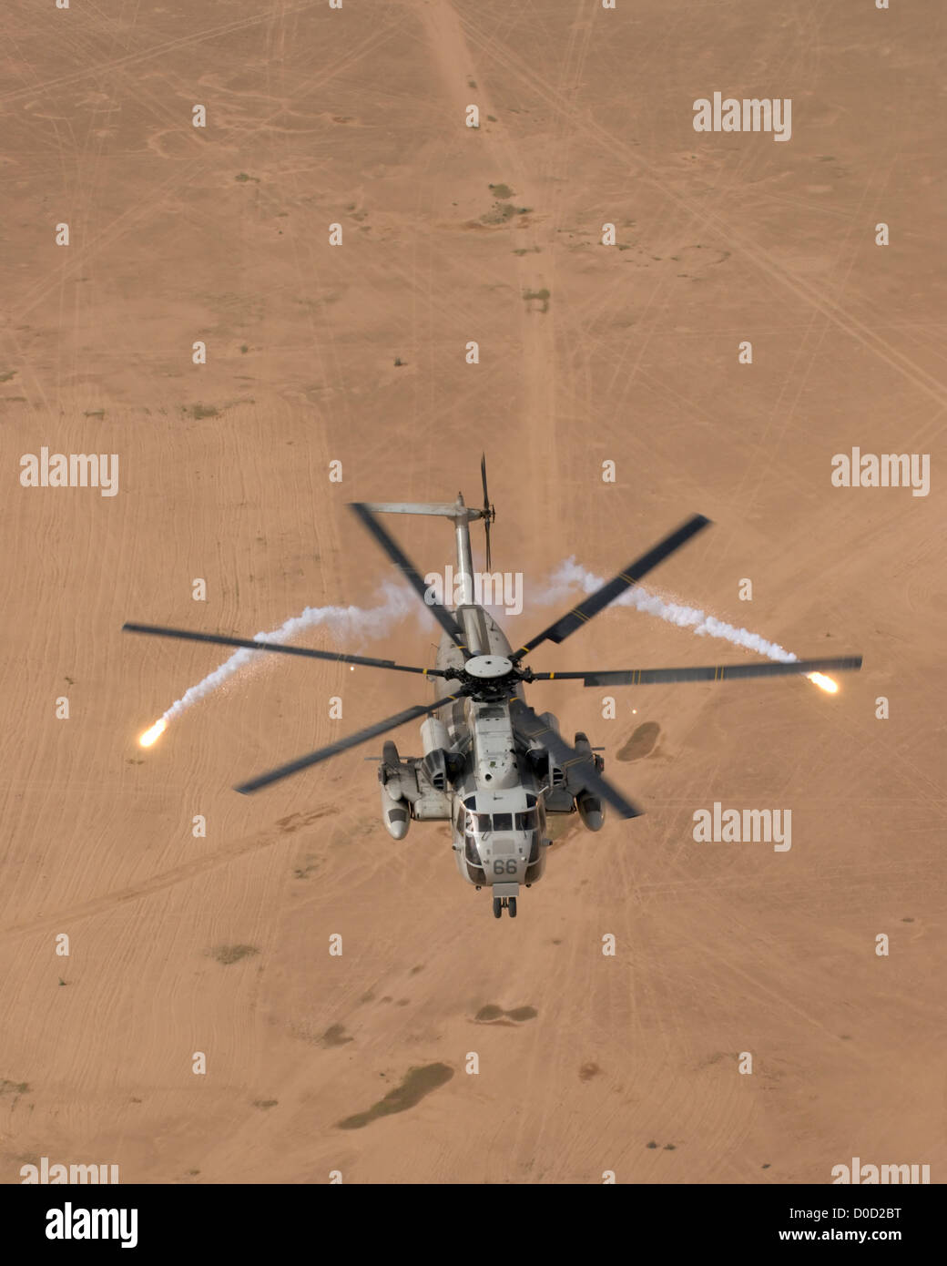 Un US Marine Corps tipo CH-53D Mar Helicóptero Stallion gasta bengalas contra buscando calor Anti Misiles aviones sobre Irak's Al Foto de stock