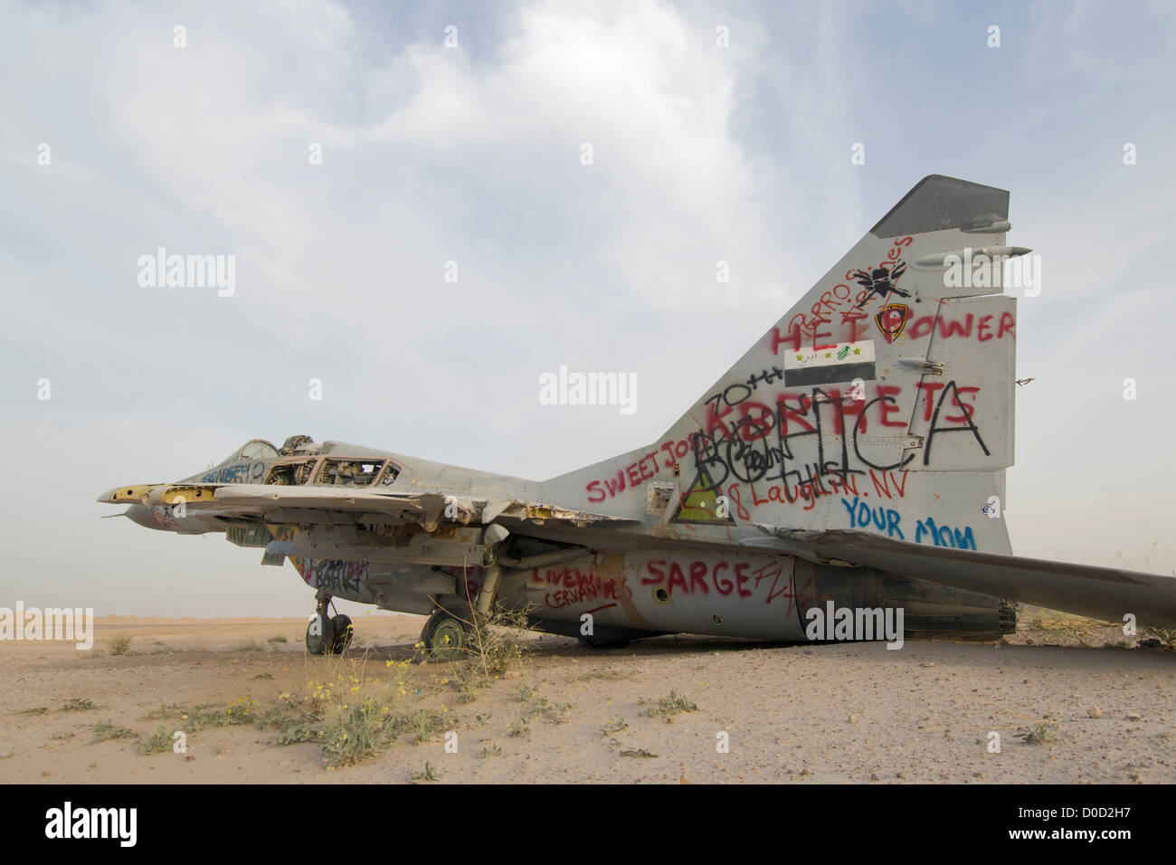 Destruido Sukhoi Su-27 Flanker at Al Taqaddum Base Aérea en la provincia de Al-Anbar, al Iraq Foto de stock