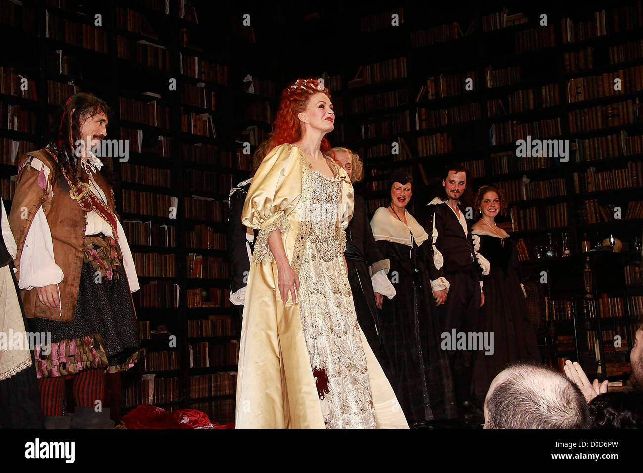 Mark Rylance, Joanna Lumley y el reparto de la noche de la inauguración de la producción de Broadway de "La Bete' en la caja de música Theater-Curtain Foto de stock