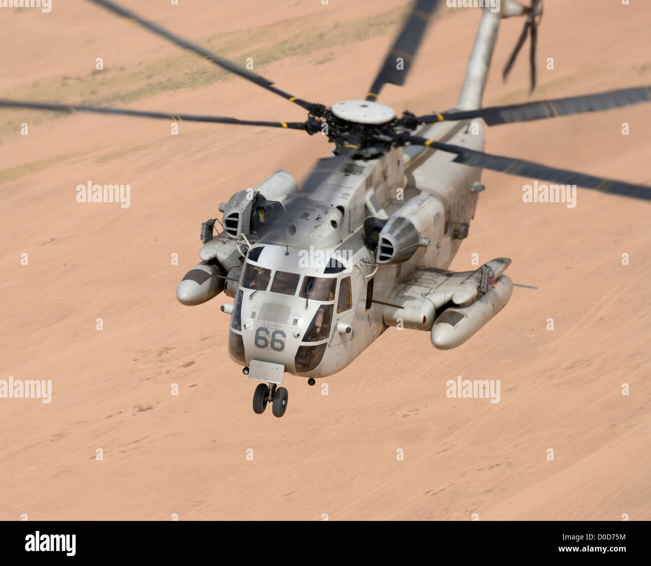 Marine estadounidense del tipo CH-53D Mar Helicóptero Stallion Plies el aire sobre el desierto en la provincia de Al-Anbar, al Iraq Foto de stock