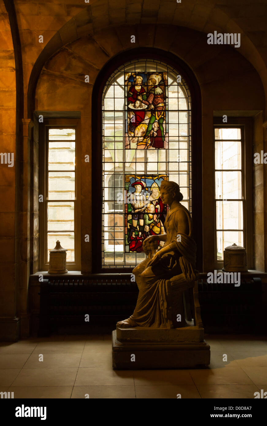 Estatua y vitrales en Castle Howard, en Yorkshire, una de las casas más bellas de Inglaterra. Foto de stock