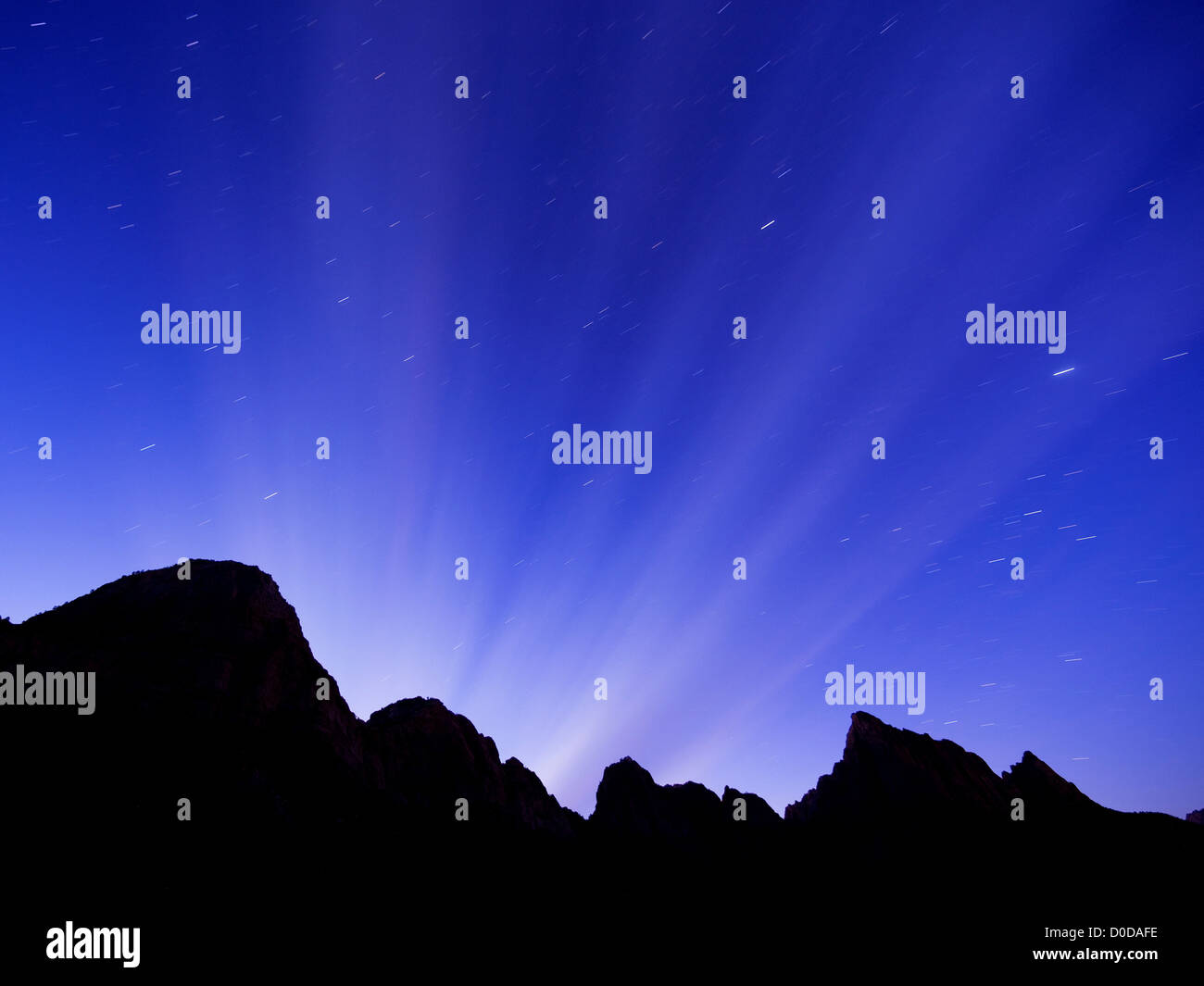 Estelas de estrellas durante el vigilante a la primera luz del amanecer  Fotografía de stock - Alamy