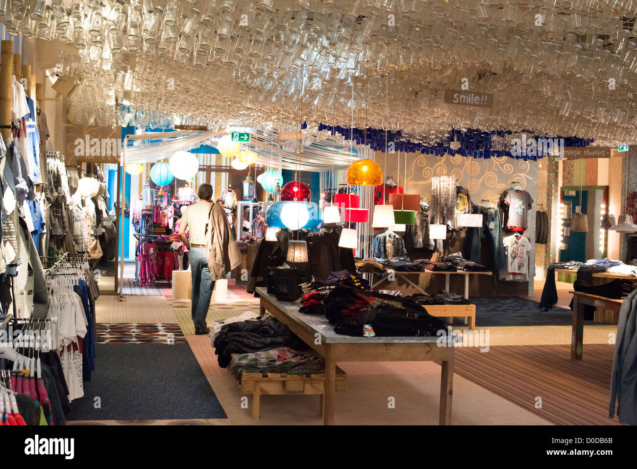 La tienda de moda desigual en Octubre 6, 2012 en Mariahilfer Street en Viena, Austria. Foto de stock