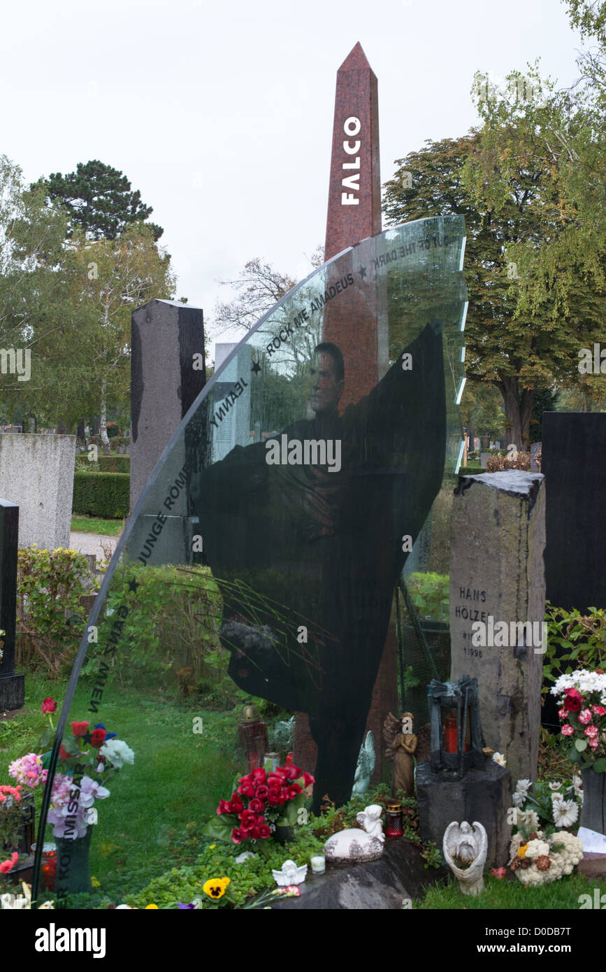 Memorial en la tumba de Falco en el Zentralfriedhof (Cementerio Central) el 7 de octubre de 2012 en Viena, Austria. Foto de stock