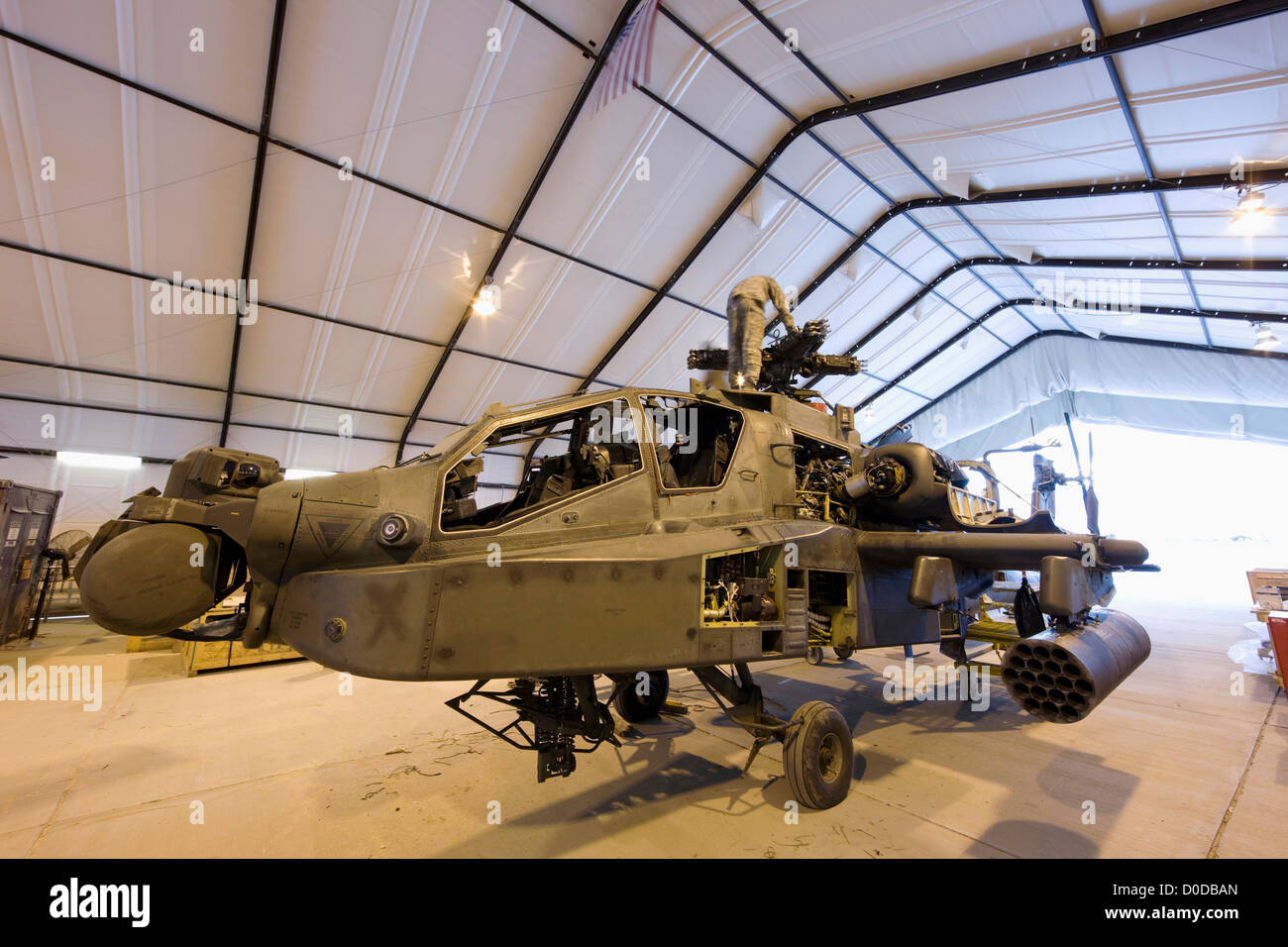 AH-64 Apache helicóptero artillado en mantenimiento Foto de stock