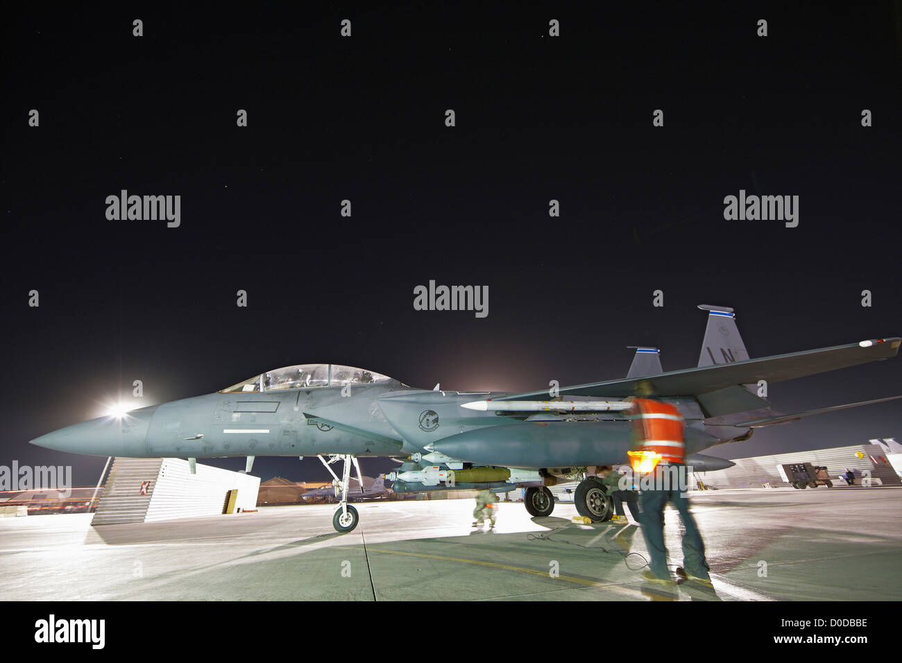 Preparando el lanzamiento de F-15E Strike Eagle Foto de stock