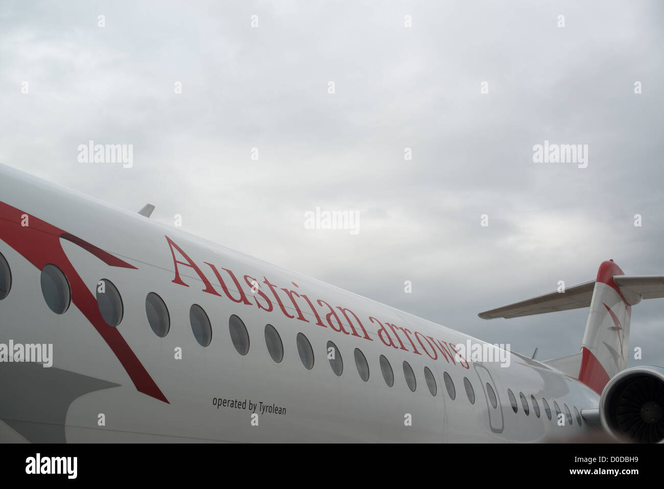 Un avión de Austrian Arrows está esperando a la salida, el 3 de octubre de 2012 en Stuttgart, Alemania. Foto de stock