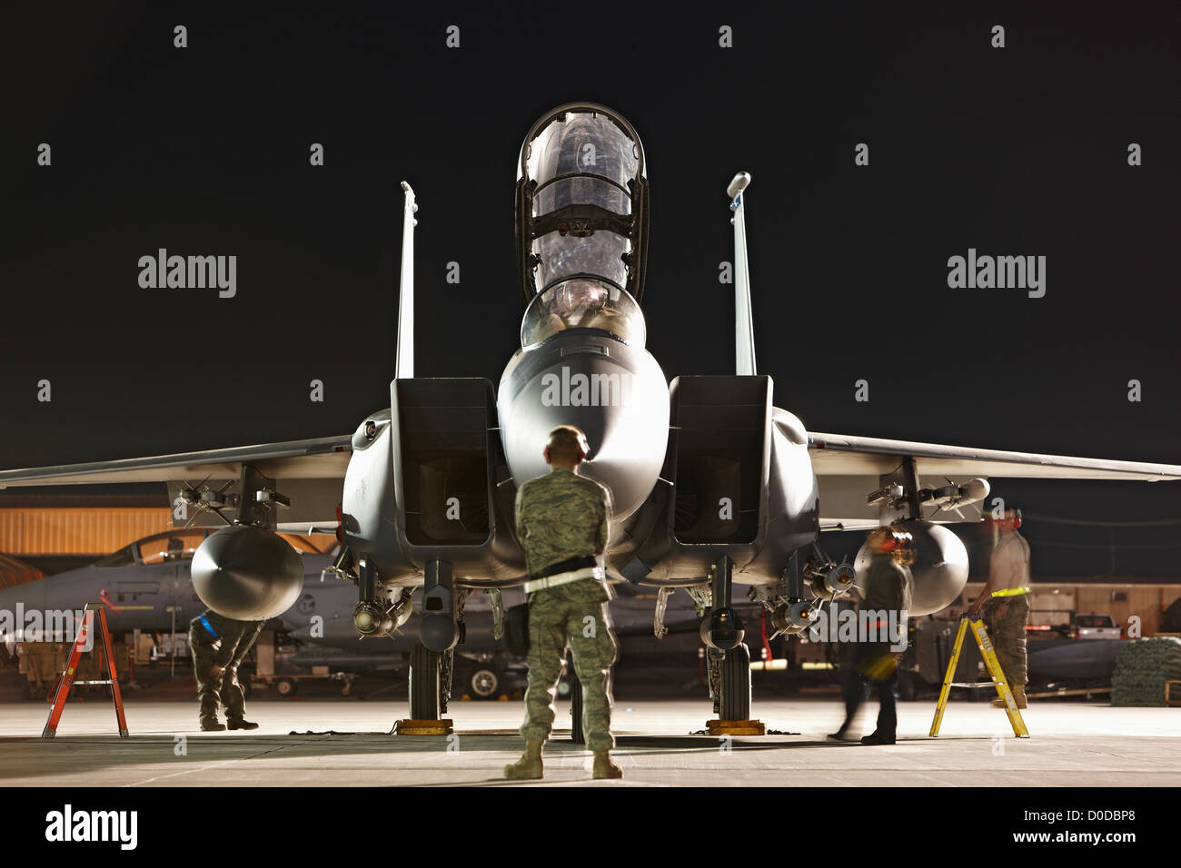 Preparación de un F-15E Strike Eagle para una misión de apoyo aéreo nocturno Foto de stock