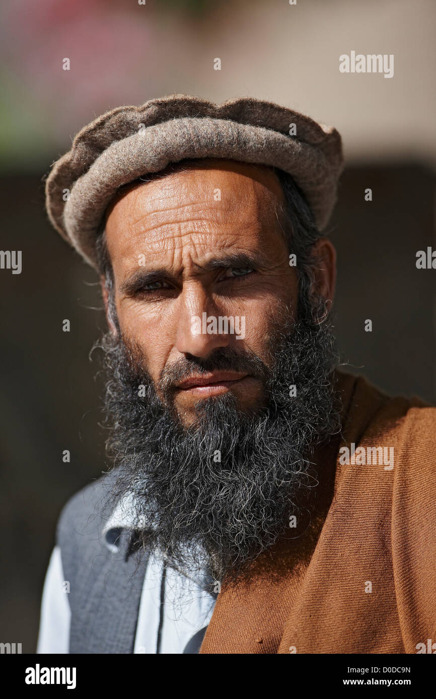 Hombre afgano en traje tradicional pashtun Fotografía de stock - Alamy