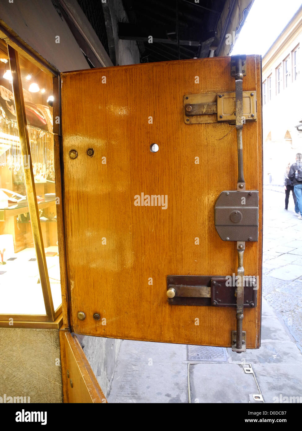 Puerta de madera con bisagras de metal antiguas fotografías e imágenes de  alta resolución - Alamy