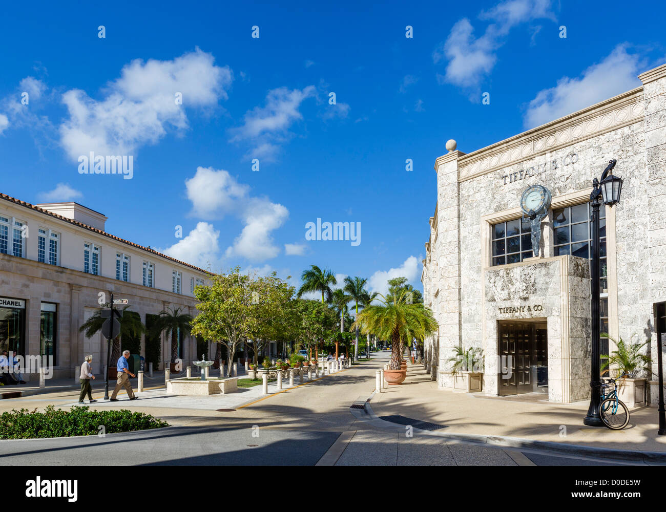 La intersección de la Avenida Hibiscus y Worth Avenue con Tiffany & Co a la derecha, Palm Beach, Florida, EE.UU. Foto de stock