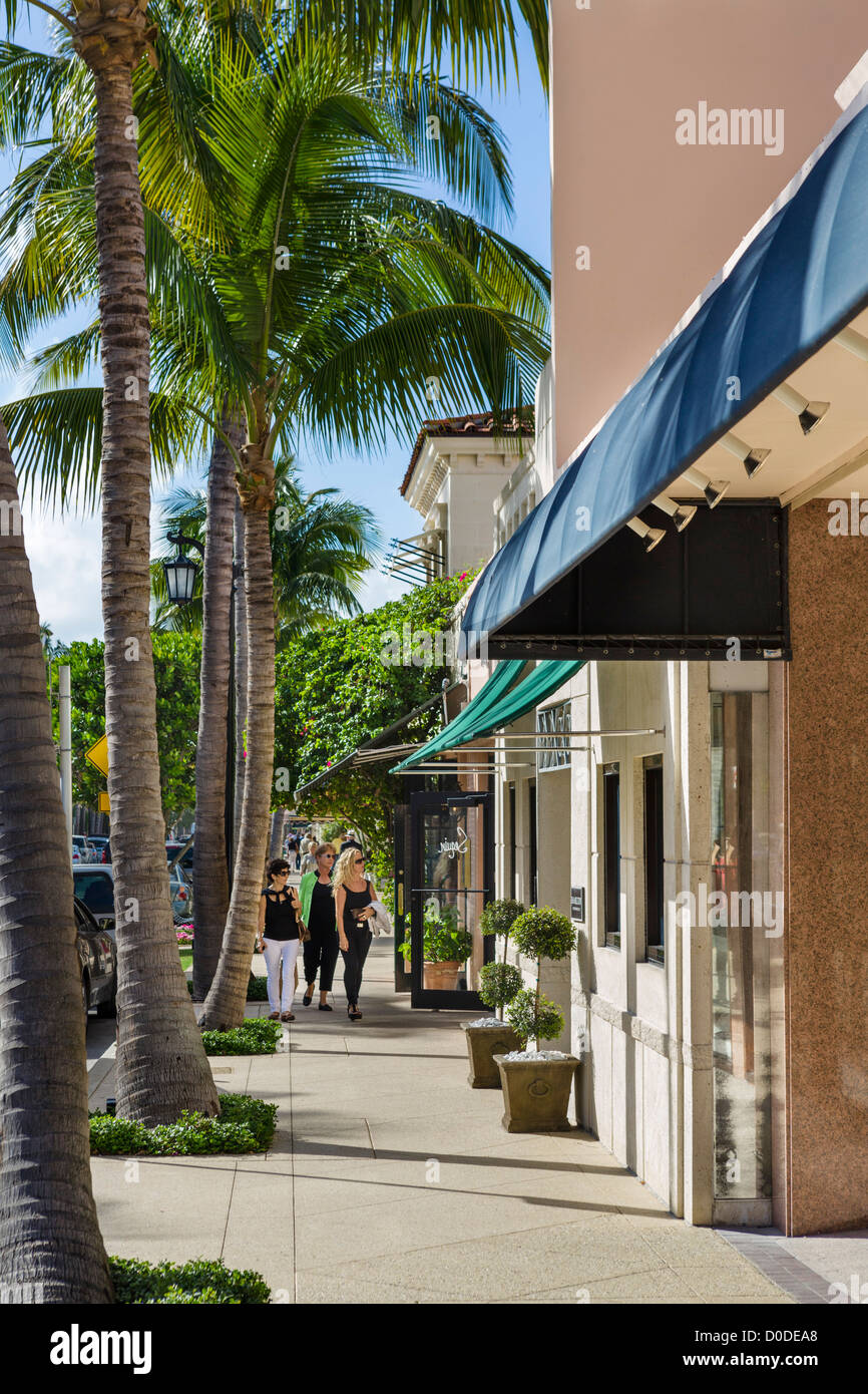 Almacena en Worth Avenue en el centro de Palm Beach, en la Costa del Tesoro, Florida, EE.UU. Foto de stock