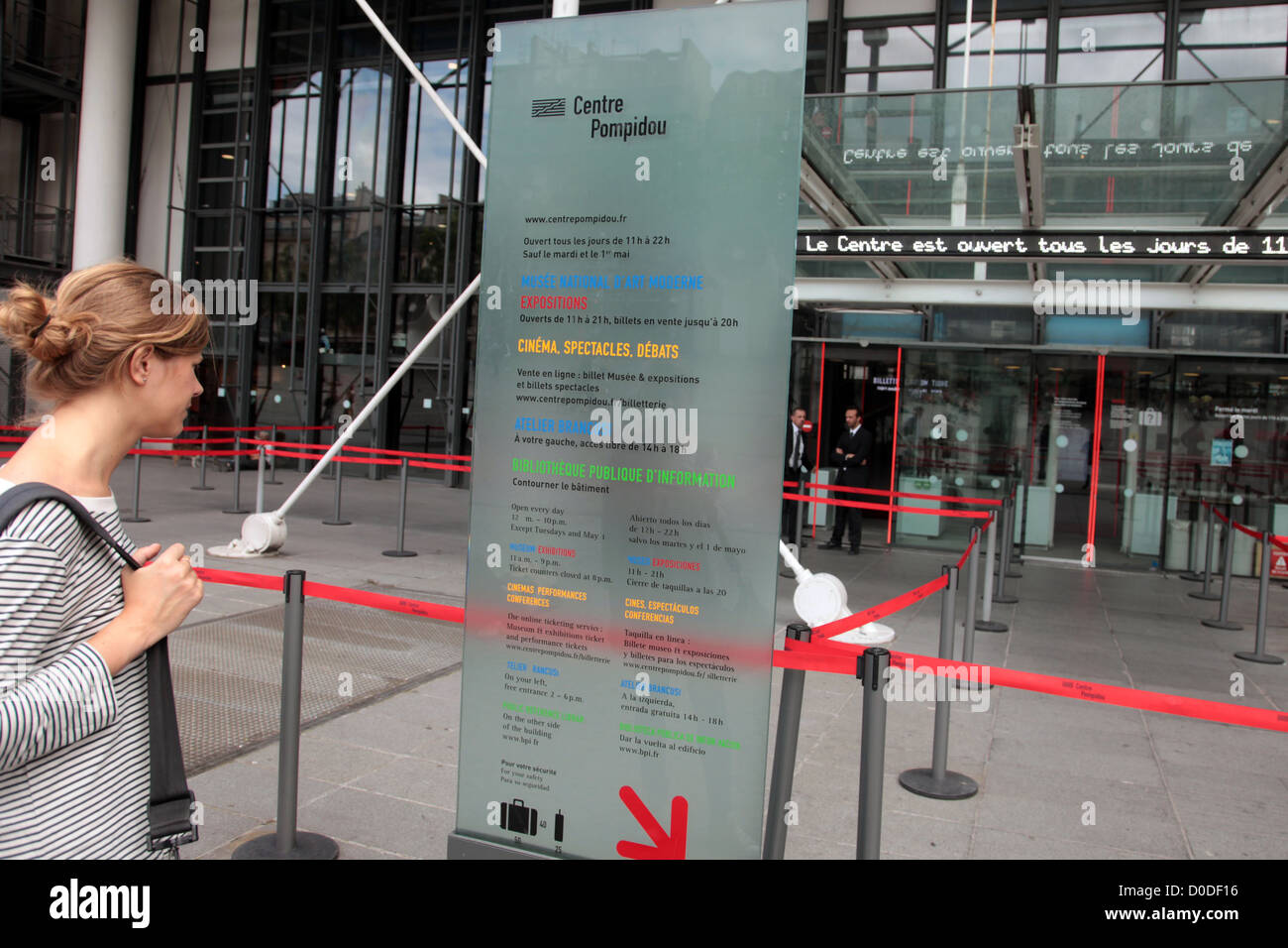 Programa de exposiciones y espectáculos en frente del Centro Georges Pompidou de París cuarto (75) Francia Foto de stock
