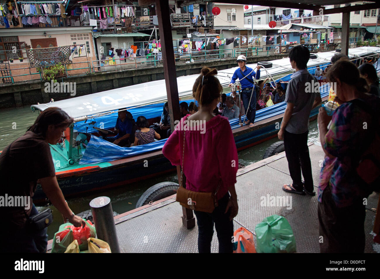 Barcas taxi o buses fluviales en un canal vinculado al río Chao Phraya el transporte público en la ciudad de Bangkok Bangkok Thailand Foto de stock
