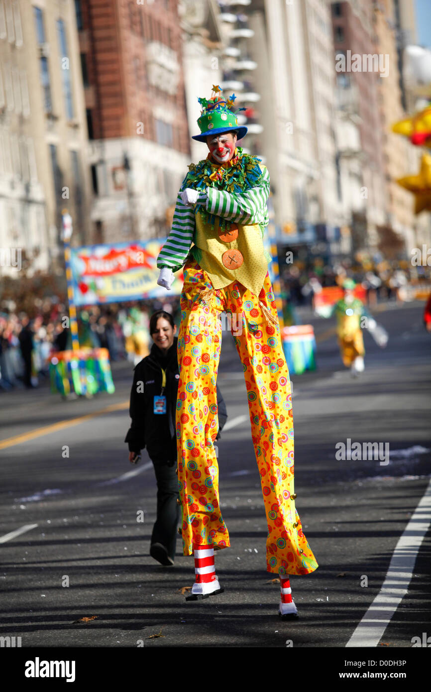Caminar sobre zancos payaso en Macy's Thanksgiving Day Parade en la