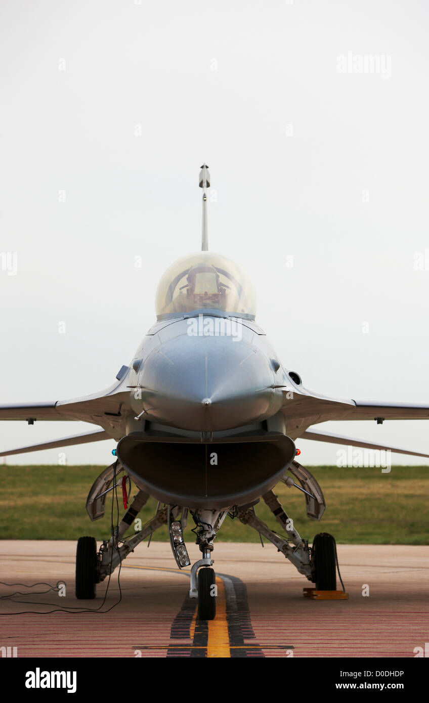 F-16 combates Falcon en pista Foto de stock