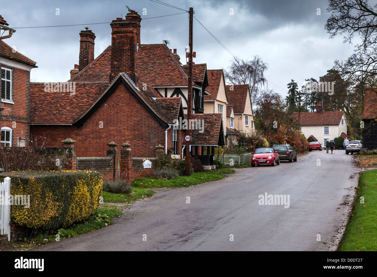 Fila de viviendas mixtas en un típico pueblo inglés Foto de stock