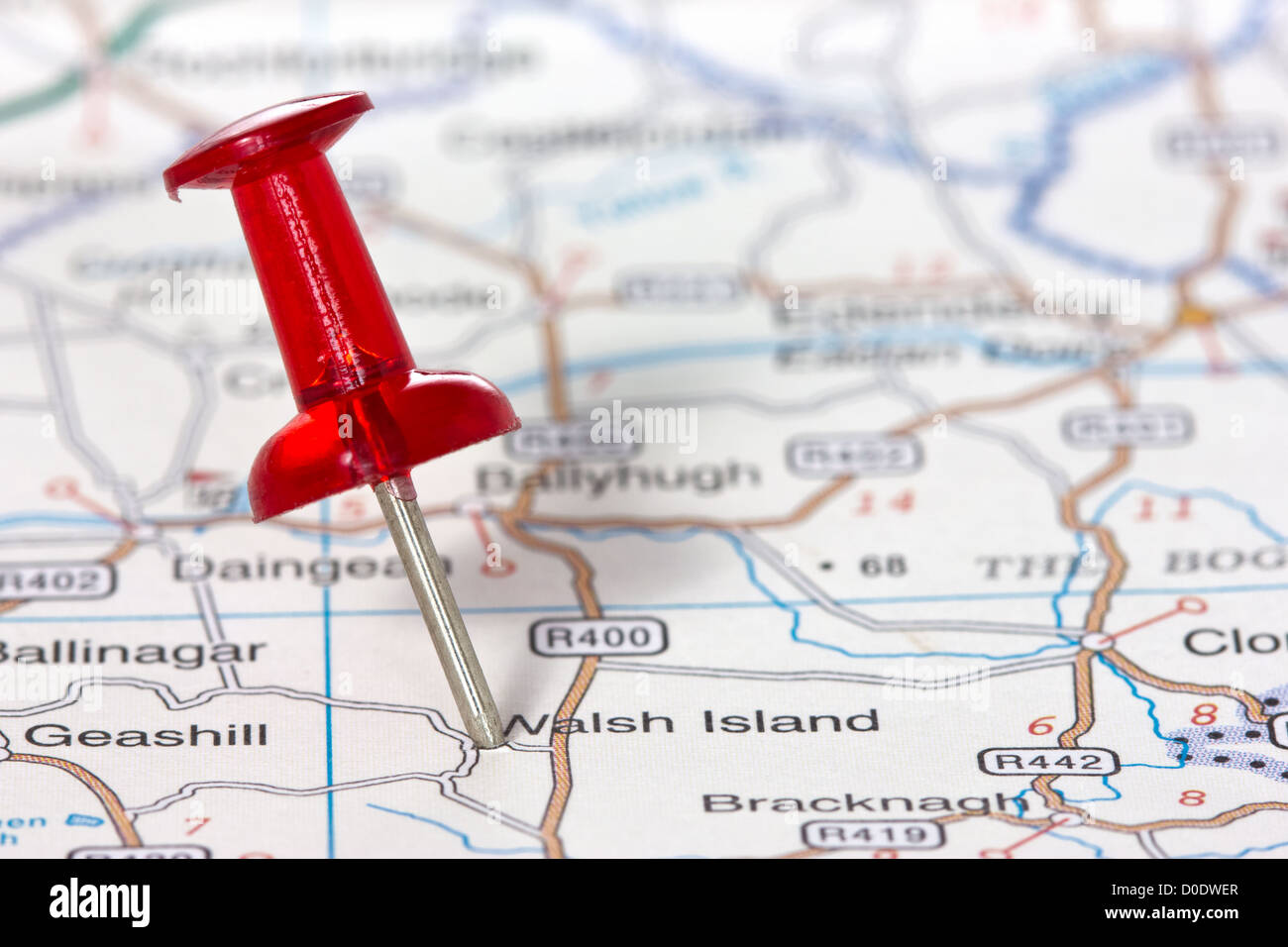 dedo índice Sip Ambos Chincheta roja que indica la ubicación de un punto de destino en un mapa  Fotografía de stock - Alamy