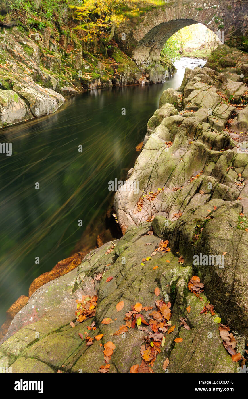 Puente caido del rio fotografías e imágenes de alta resolución Alamy
