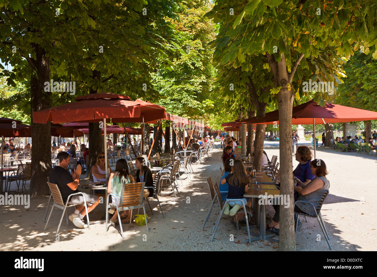 La gente se sentó en el cafe mesas fuera, en los jardines de las Tuileries Paris Francia UE Europa Foto de stock