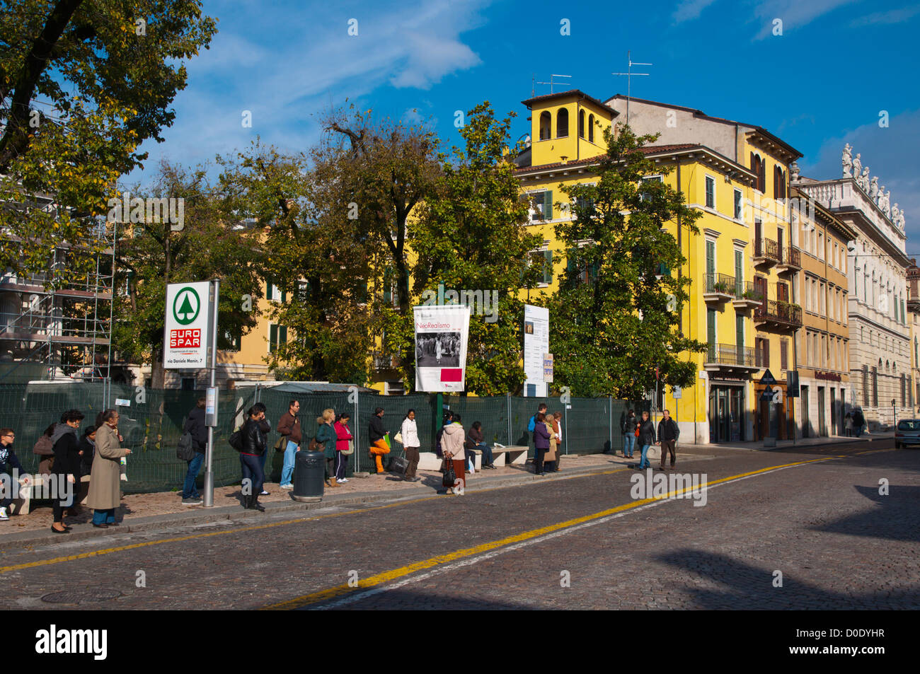 Parada de autobús a lo largo de Corso Cavour calle central de la ciudad de Verona Véneto Italia del norte de Europa Foto de stock