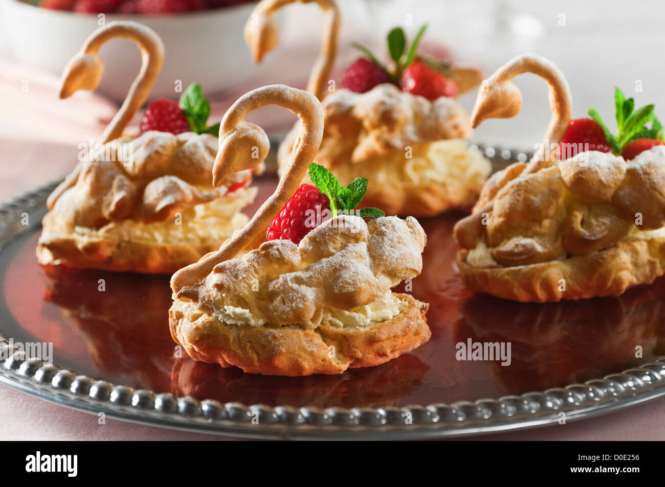 Choux pastry cisnes Cygnes en paté à choux Foto de stock