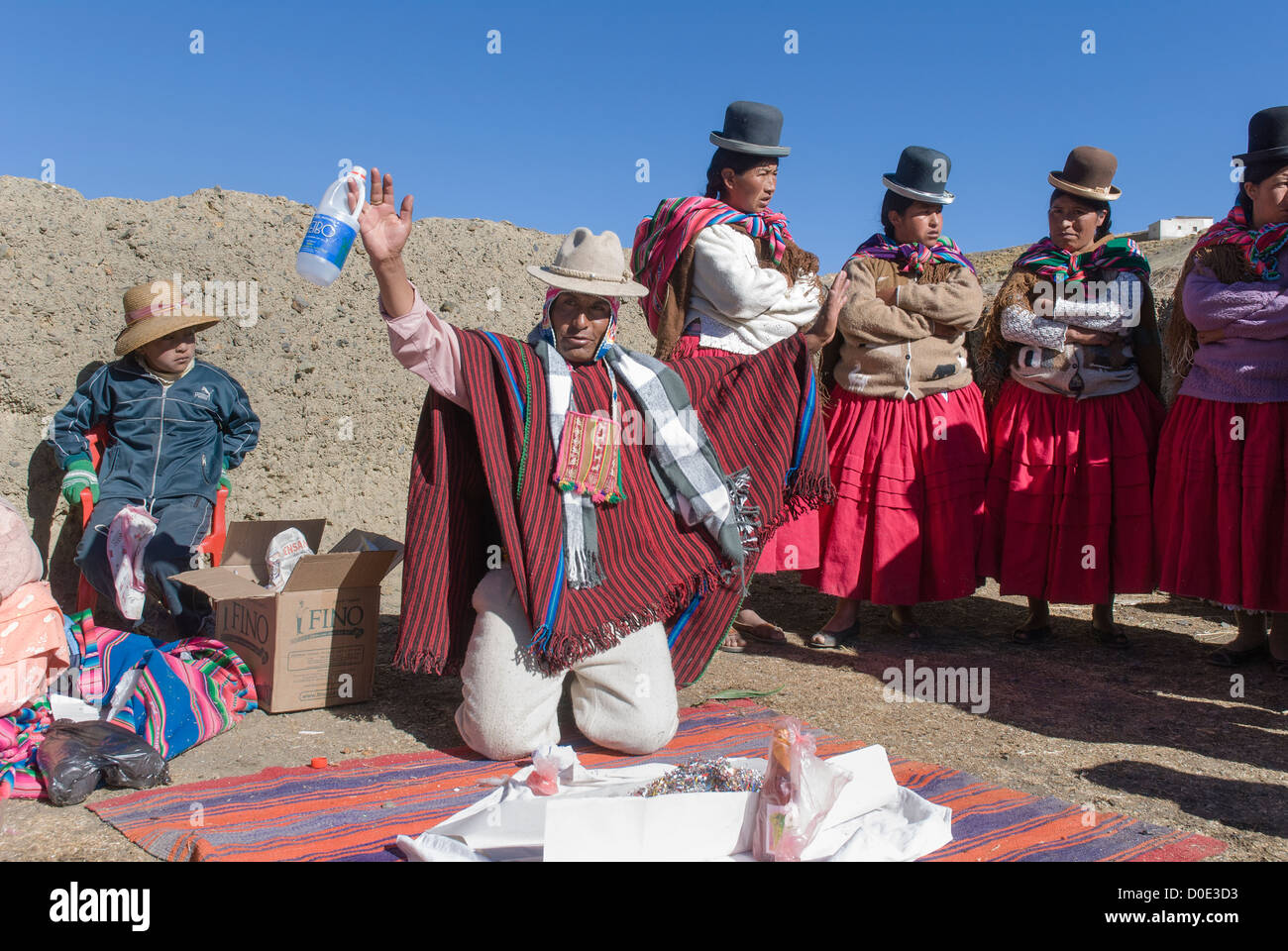 Ceremonia a la Pachamama en la cordillera boliviana Fotografía de stock
