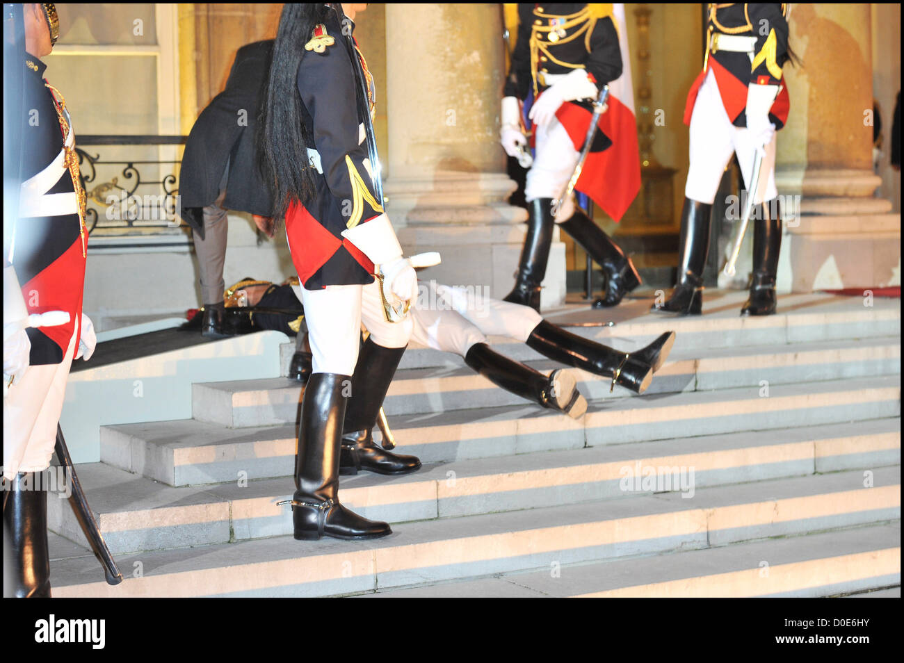 Un soldado francés se derrumba sobre los pasos en el Elysee Palace los huéspedes llegan a una cena de Estado celebrada por los chinos Foto de stock
