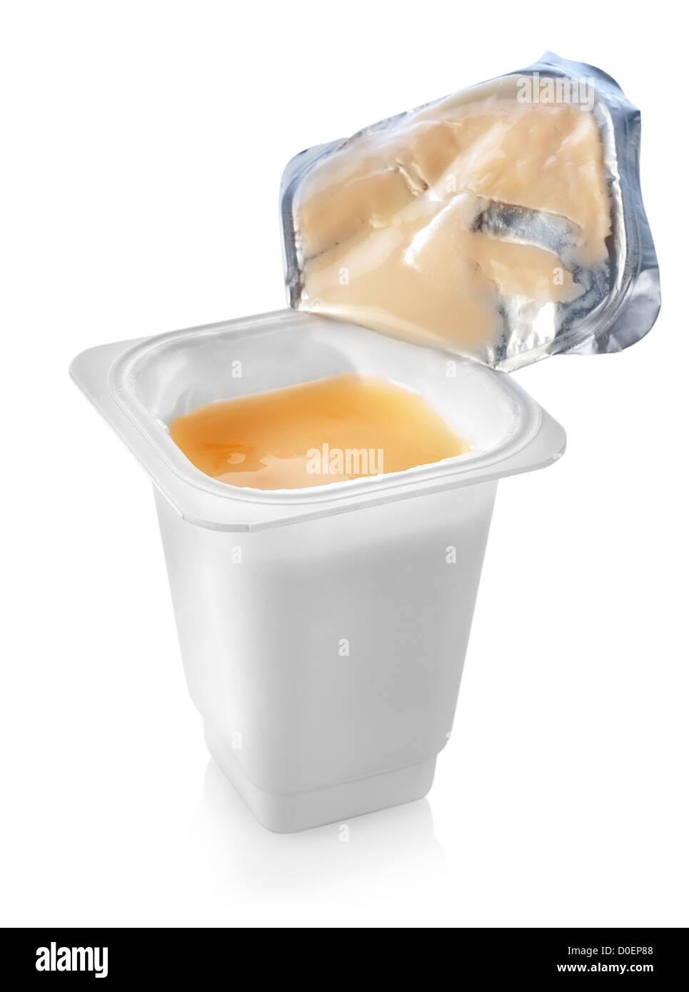 Abra el yogur aislado sobre un fondo blanco. Foto de stock