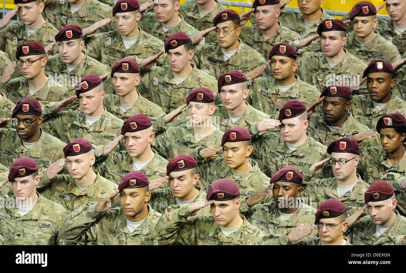 US Army Alaskan paracaidistas en formación como saludan a sus familias y distinguidos invitados se reunieron el 1 de noviembre de 2012 en el estadio de Sullivan en Anchorage, Alaska, para una ceremonia de redistribución para dar formalmente la bienvenida a la brigada a casa después de un despliegue de 10 meses a Afganistán. Foto de stock