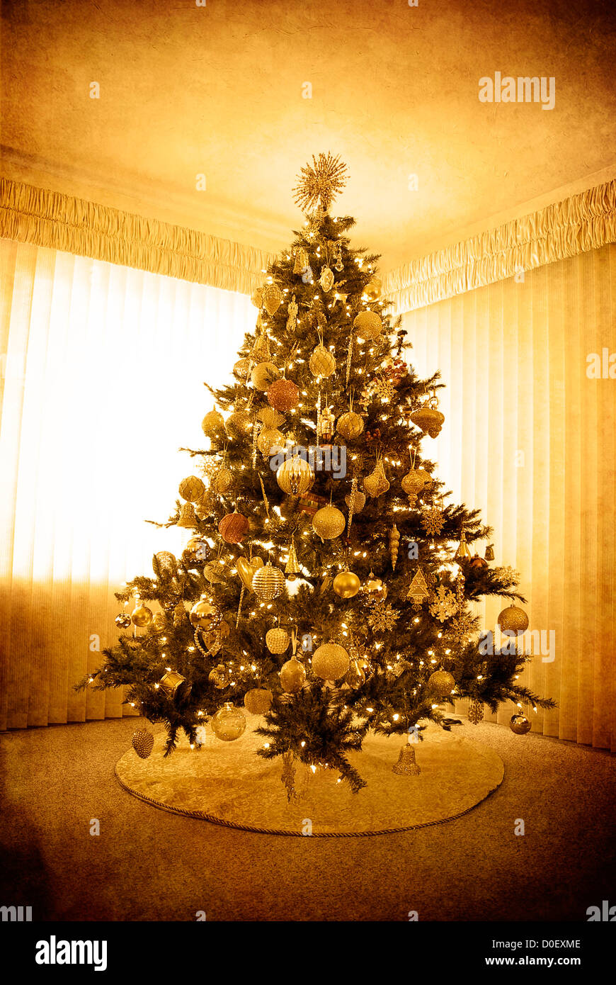 Árbol de Navidad en antigua casa familiar celebrando las vacaciones interior Foto de stock