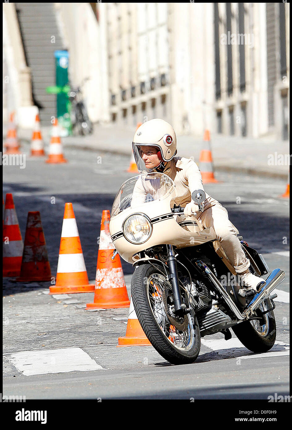 Keira Knightley's stunt double en una moto, el rodaje del último anuncio de  Chanel París, Francia1.09.10 Fotografía de stock - Alamy