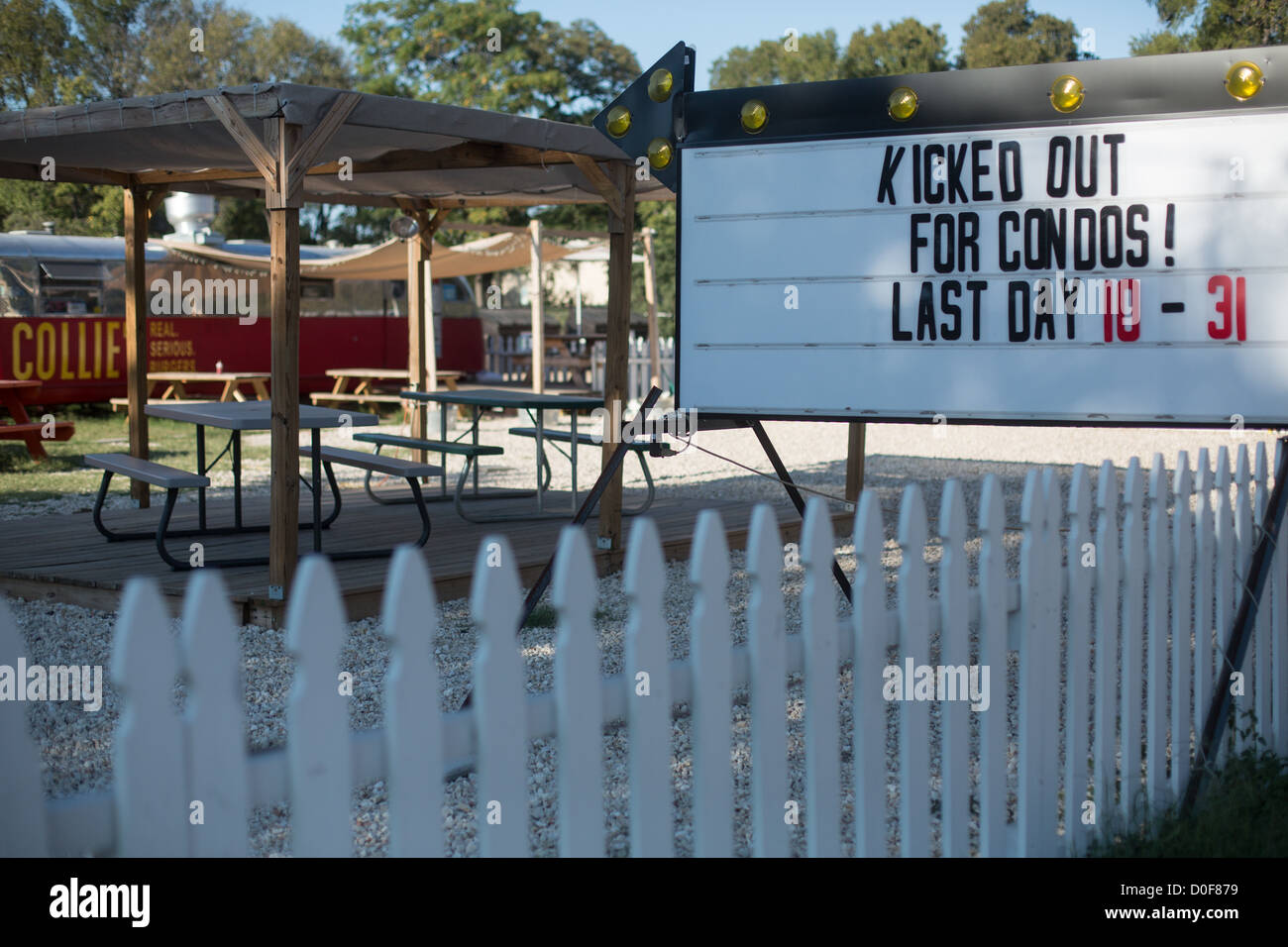 Un cartel que dice "expulsado de condominios! Último día 10-31' en Austin, Texas en South Lamar Blvd. Foto de stock