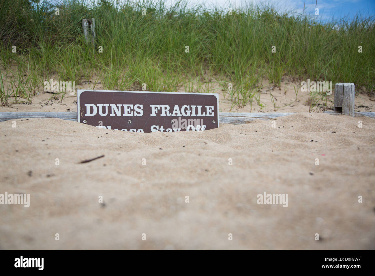 Las dunas son frágiles sign - Stay off Foto de stock