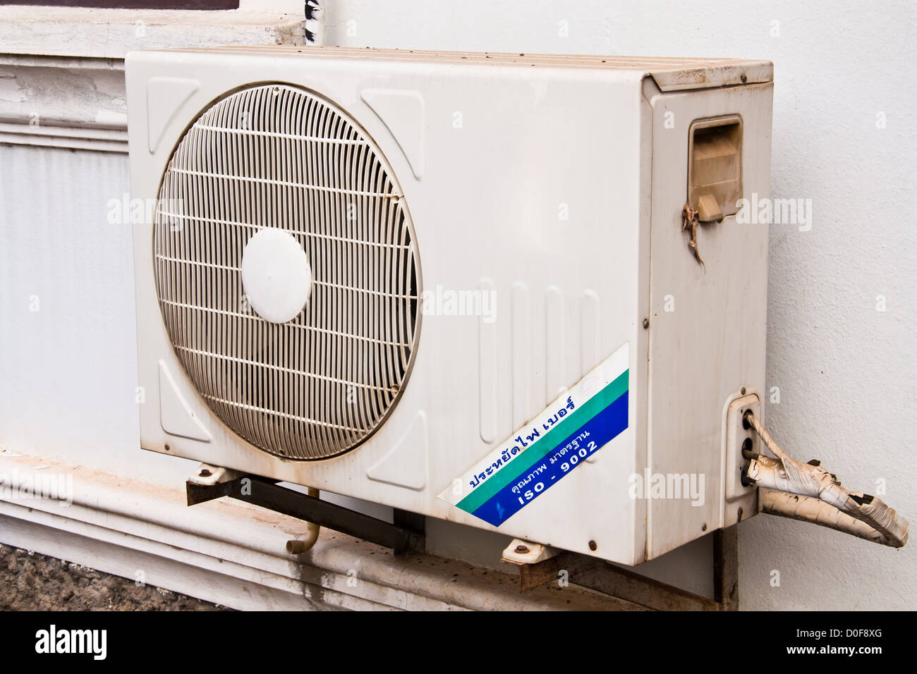 Unidad del condensador del acondicionador de aire para el suministro de la  casa Fotografía de stock - Alamy