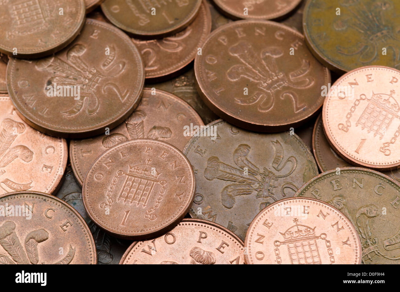 Las monedas de uno y dos peniques. Foto de stock