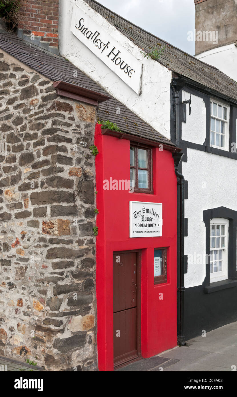Gales, Conwy, muelle, la casa más pequeña en Gran Bretaña Foto de stock