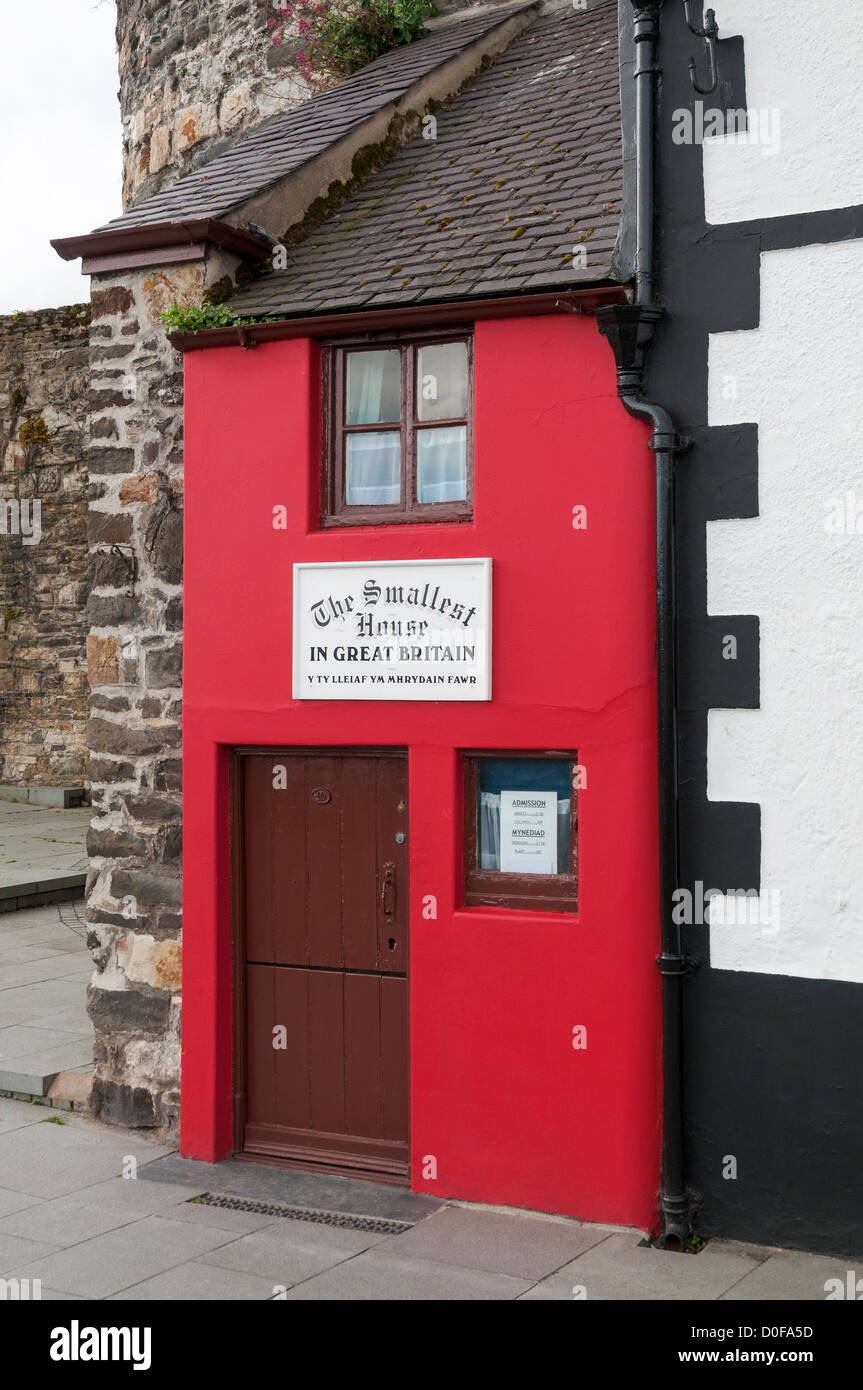 Gales, Conwy, muelle, la casa más pequeña en Gran Bretaña Foto de stock