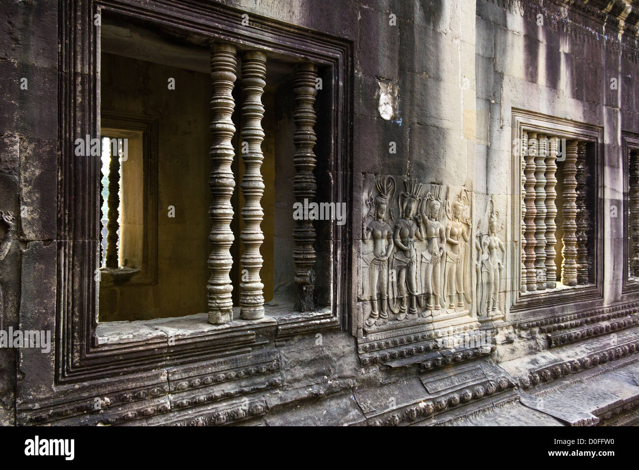 Una ventana y tallados en una pared interior de Angkor Wat, Camboya Foto de stock