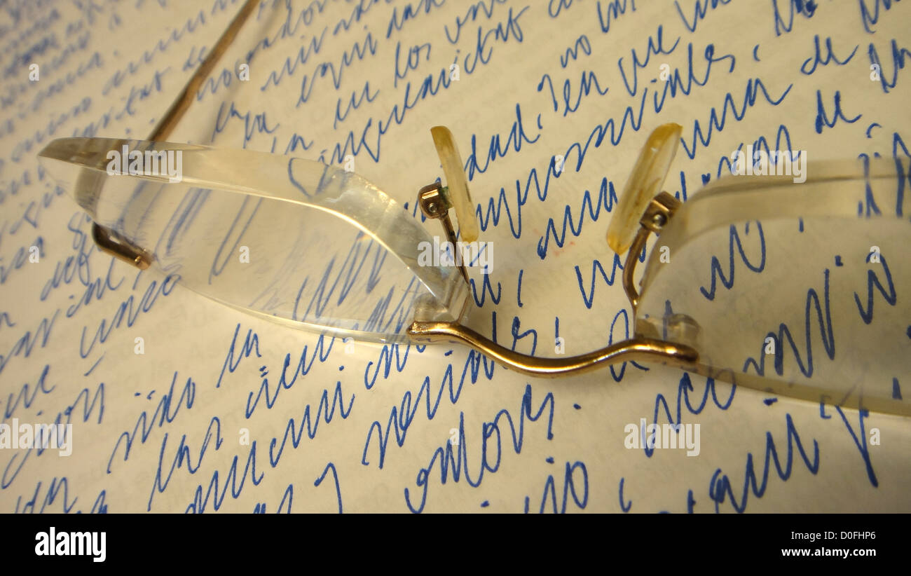 Gafas de lectura en un pedazo de papel escritos a mano, pensar, hacer una  pausa, romper, la reflexión, la meditación, la presentación de argumentos  Fotografía de stock - Alamy