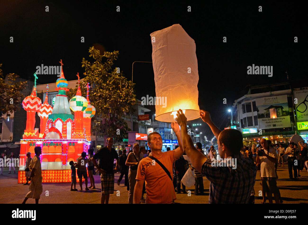 Un turista de papel suelta un globo de aire caliente. La acción se supone para poner fin a sus preocupaciones. Festival de Loy Krathong en Chiang Mai. Foto de stock