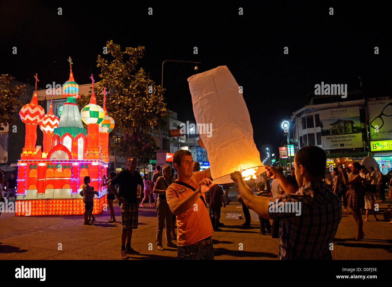 El Yee Peng Festival es un momento en el que los Tailandeses enviar papel globos de aire caliente hacia el cielo para despedir a sus inquietudes. Las principales áreas de Chiang Mai están decoradas con esculturas iluminada Foto de stock