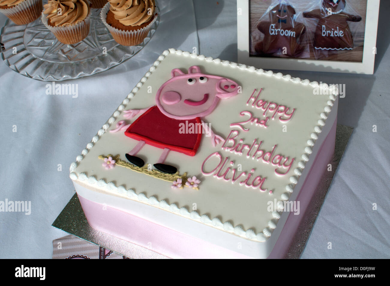 Pastel de cumpleaños de peppa pig fotografías e imágenes de alta