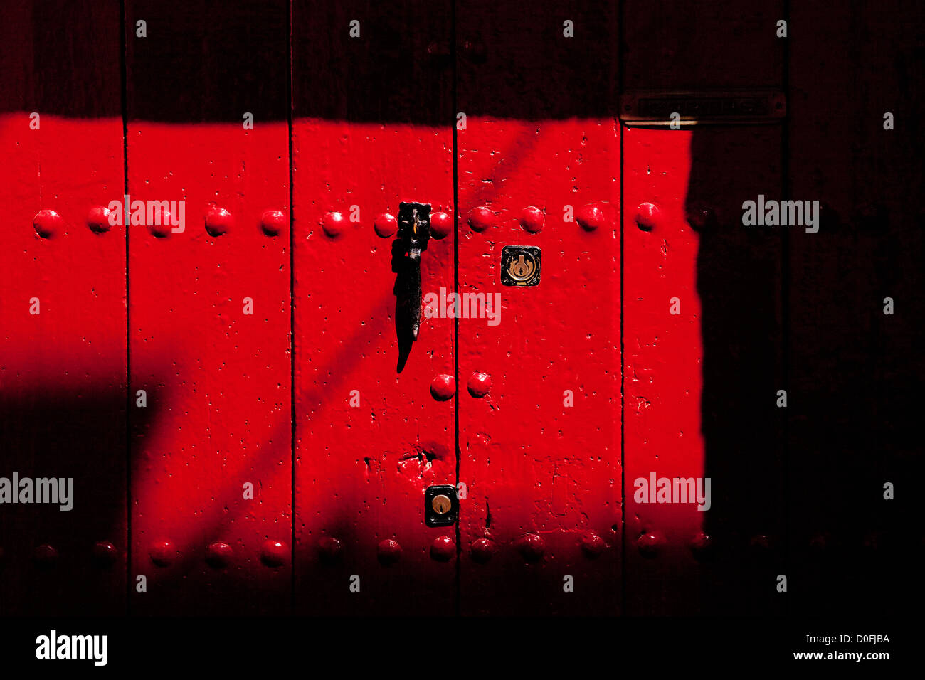 Detalle de una puerta roja Detalle de una puerta color rojo Foto de stock